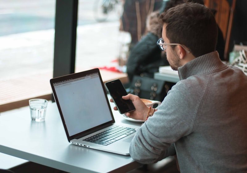 A freelancer working in a cafe